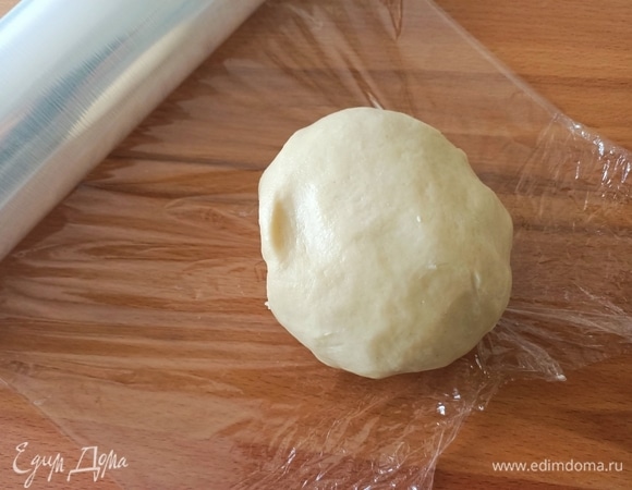 Измельчить холодное сливочное масло, смешать с мукой и солью. Затем добавить ледяную воду, замесить тесто. Завернуть в пищевую пленку и положить в холодильник на 30 минут.