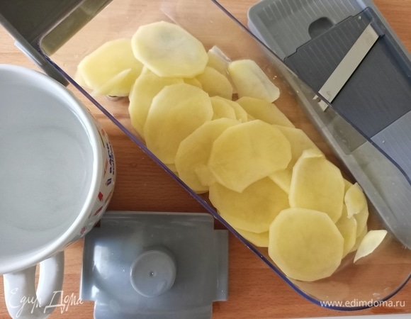 Очистить и тонко нарезать картофель. Залить водой и отставить на время в сторону.