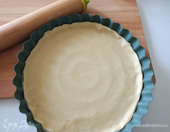Достать тесто из холодильника, раскатать и выложить в форму с невысокими краями. Поставить форму с тестом в холодильник.