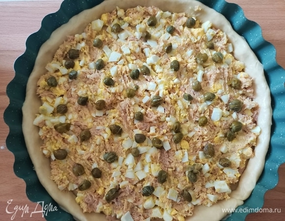 Сверху выложить каперсы.