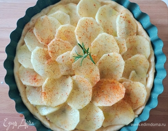 Затем — слой картофеля. Приправить солью, перцем и паприкой. Полить оливковым маслом и отправь в предварительно разогретую до 180°C духовку на 60 минут.