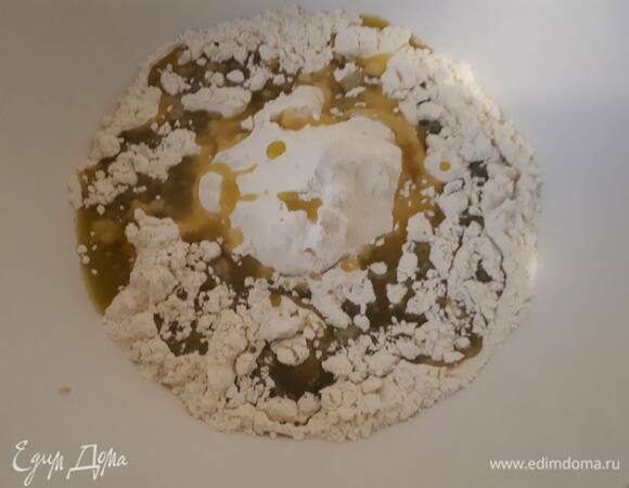 Смешайте муку, сахар, соду и растительное масло.