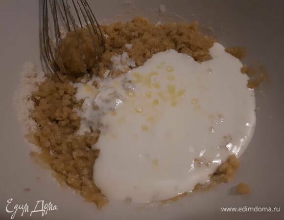 Влейте кефир. Начните взбивать на медленных оборотах.