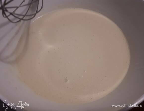 Понемногу добавляйте молоко, продолжая взбивать. Затем влейте водку.