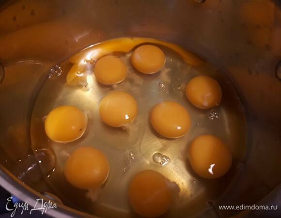 Отдельно взбейте яйца до образования пенки.