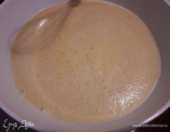 Влейте яйца в тесто и хорошо взбейте, но на медленных оборотах.