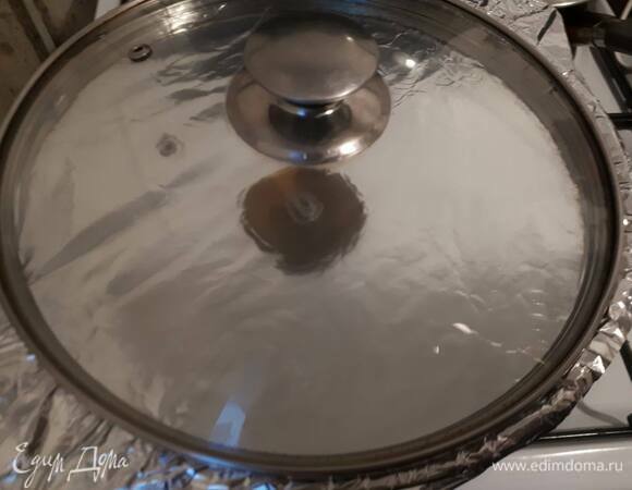 Кастрюлю смажьте маслом и обсыпьте манкой, влейте тесто, плотно накройте фольгой, а сверху — крышкой, чтобы из кастрюли не выходил пар.