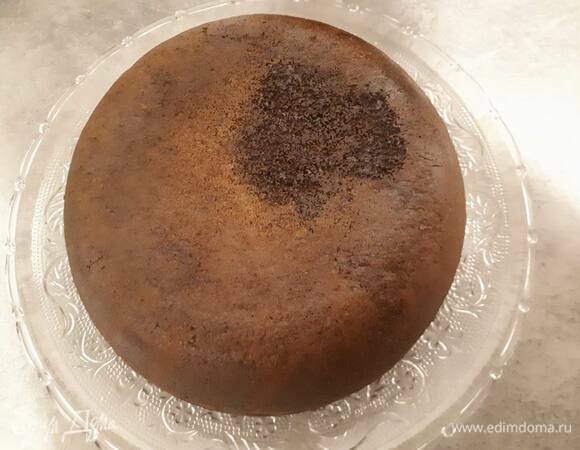 Выпекайте 2 часа, затем, не открывая дверцу духовки, убавьте температуру до 100°C и продолжайте выпекать еще полтора часа. Затем выньте кастрюлю из духовки и дайте постоять примерно 10 минут. Потом можно вынимать бабэ нягрэ.