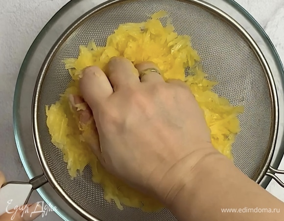 Кабачок очищаем от кожуры и семян. Натираем на крупной терке и отжимаем через сито сок.