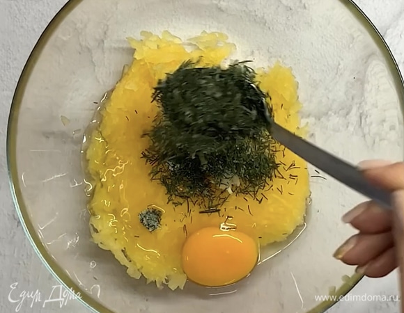 К отжатому кабачку добавляем яйцо, измельченный чеснок, нарезанный укроп и перемешиваем.