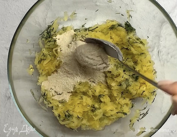 Добавляем муку и соль. Перемешиваем до однородной и достаточно густой массы.