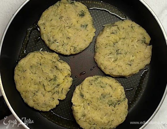 Сковородку разогреваем, по желанию смазываем маслом. Выкладываем кабачковые котлетки.