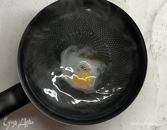 Варим яйцо пашот. В сотейнике воду доводим до кипения, уменьшаем огонь. Венчиком создаем воронку и быстро, но осторожно выливаем в воду яйцо. Варим примерно 2 минуты.