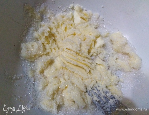Размягченное сливочное масло соединить с сахаром.