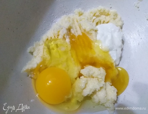 Вбить яйцо, добавить мед и сметану.