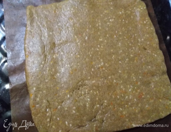 Выложить на пекарскую бумагу или коврик для выпечки. Раскатать в пласт толщиной 1 см.