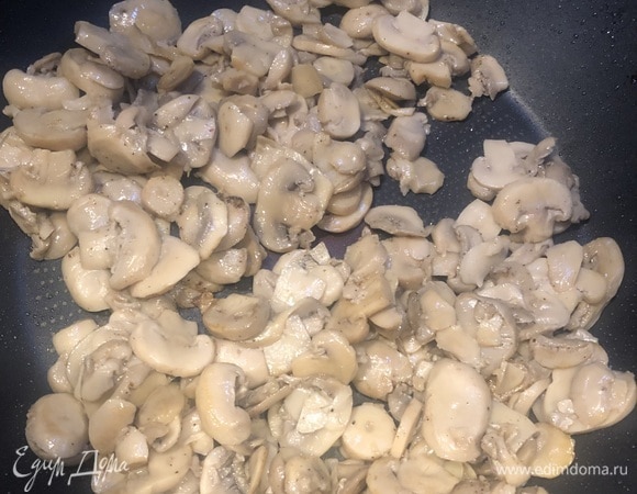 Шампиньоны немного обжариваем, точнее, убираем из них лишнюю влагу.
