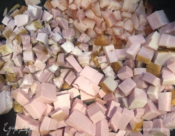 Копчености нарезаем кубиками.