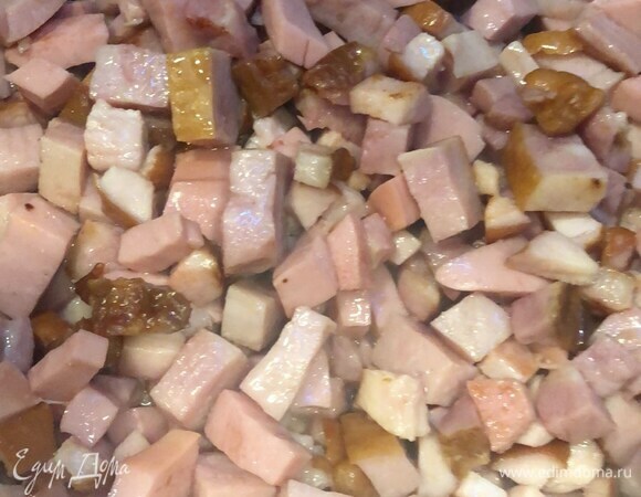 Обжариваем 7–10 минут на оливковом масле.