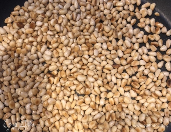 Кедровые орехи выкладываем на сковородку без масла и подсушиваем до золотистого цвета.