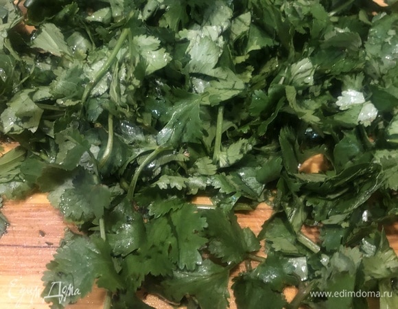 Тем временем мелко режем нашу зелень (если вы не любите вкус кинзы, ее можно заменить на петрушку).