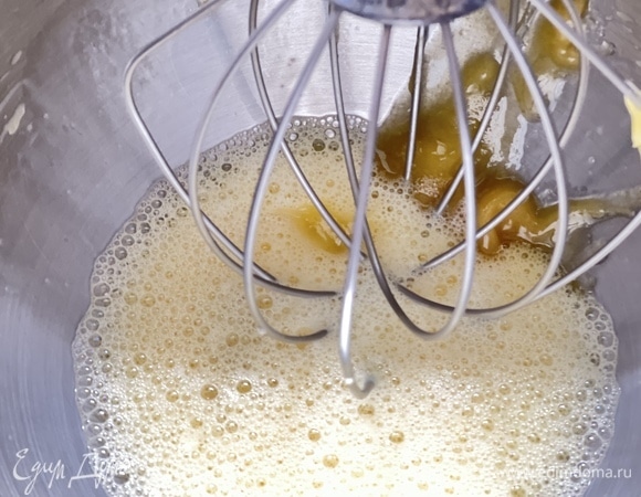 Яйца взбить, добавить мед, фрукты.