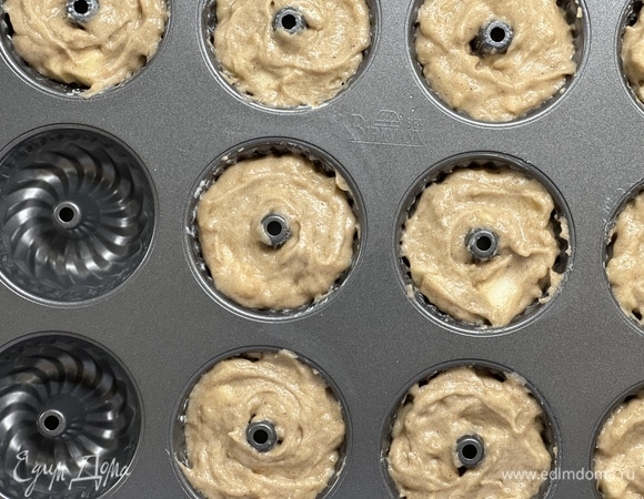 Формы для кексов наполнить тестом. Выпекать около 30 минут до золотистой корочки при 175°C.