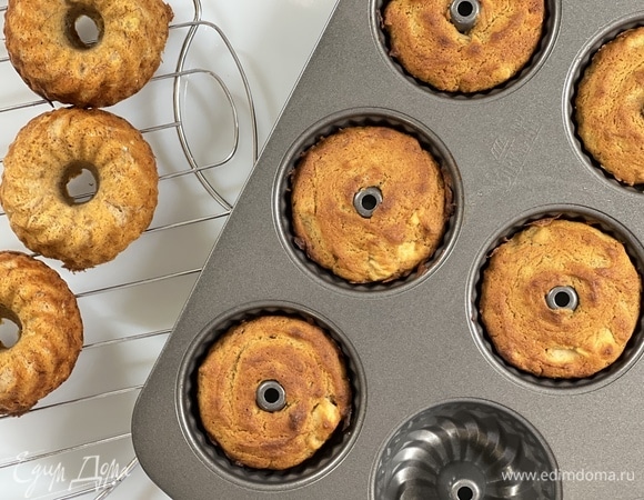 Готовые кексы выложить на решетку, чтобы остыли. Я немного нагрела вареную сгущенку и полила сверху кексы. Также посыпала посыпками. Этот шаг можно пропустить.