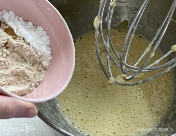 Добавить мучную смесь. Тщательно перемешать.