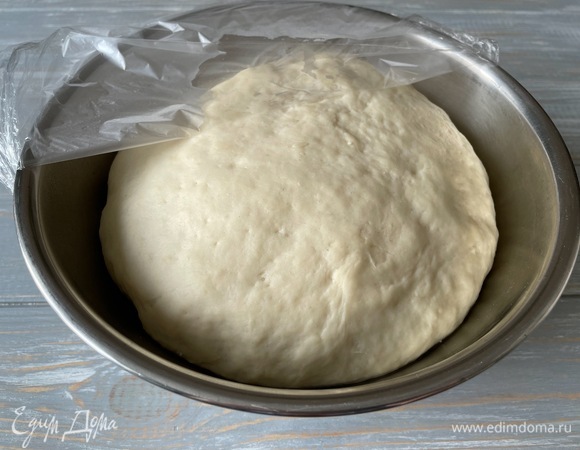 Тесто разделите на две части. Из этого количества получается 2 пиццы.