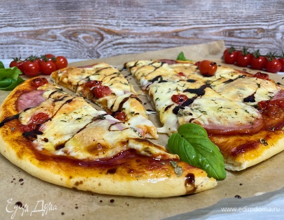 Горячую пиццу полейте бальзамическим соусом по желанию и подавайте к столу. Приятного аппетита!