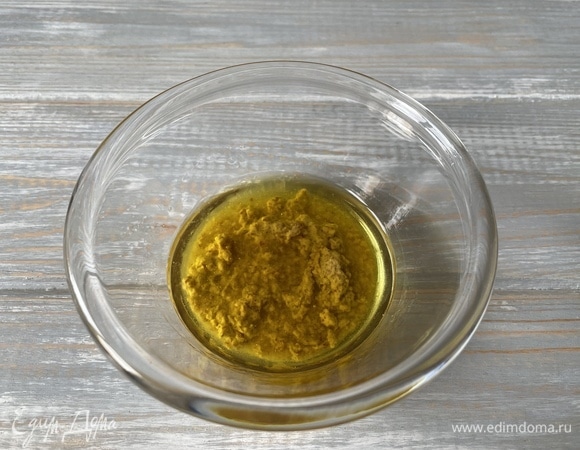 Для заправки смешайте оливковое масло, мед, горчицу и сок лимона.