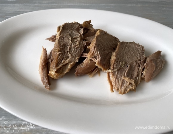 Утиную грудку нарежьте на кусочки (у меня запеченная в духовке утиная грудка).