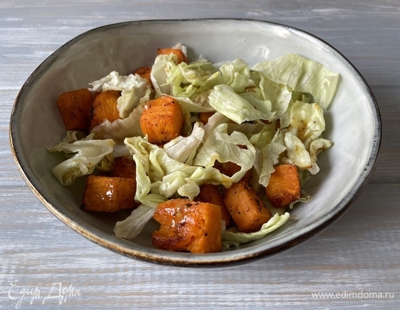 Сверху — запеченную тыкву.