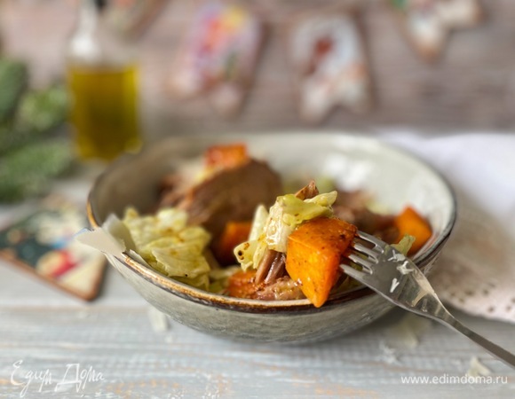 Сыр натрите с помощью овощерезки тонкими слайсами (для салата лучше взять твердый сыр с пряным вкусом). Сверху разложите кусочки утиной грудки и сыр, полейте заправкой и подавайте к столу. Приятного аппетита.