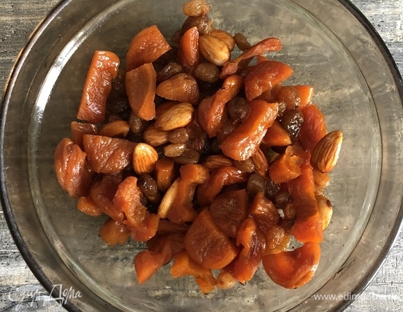 Сухофрукты и орехи хорошо промыть, просушить и залить крепким ароматным алкоголем (коньяк, ром), желательно оставить настаиваться на ночь, но если нет такой возможности, то оставьте хотя бы на 2 часа.