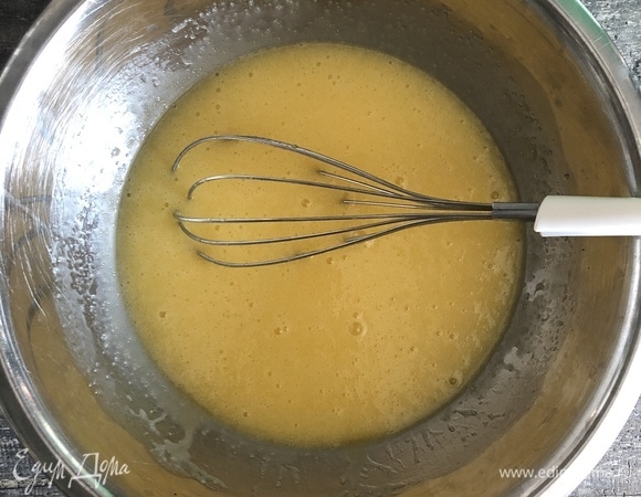 В миске хорошо перемешать яйца и сахар, добавить соль и растопленное масло, перемешать до образования однородной массы.