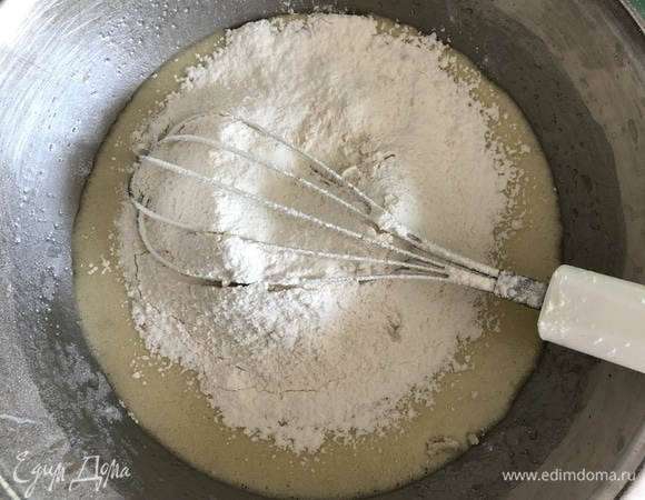 Муку смешать с разрыхлителем и добавить к яично-сахарной массе, должно получиться густое, но текучее тесто. В конце добавляем сухофрукты (если алкоголь впитался не полностью, остатки сливаем) и хорошо перемешиваем.