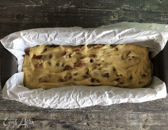 Получившуюся массу выкладываем в форму, застеленную пергаментом (если вашей форме не требуется пергамент, застилать не нужно), выпекаем 50 минут в предварительно разогретой до 180°C духовке, режим «Верх/низ». Готовый кекс остужаемся до комнатной температуры. Приятного чаепития!