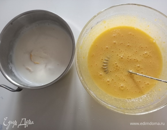 Отделить белки от желтков. Венчиком смешать желтки, сахар (170г), кукурузный крахмал и ванильную эссенцию. Лимонную корку удалить из молока и влить его в яичную смесь. Перемешать.