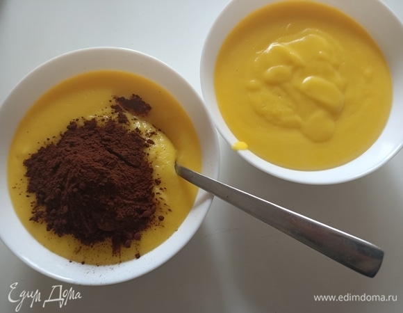 Поставить сотейник на огонь и варить крем до загустения при постоянном помешивании. Готовый крем разделить на две части. В одну добавить какао и хорошо перемешать. Накрыть крем пищевой пленкой и дать остыть.