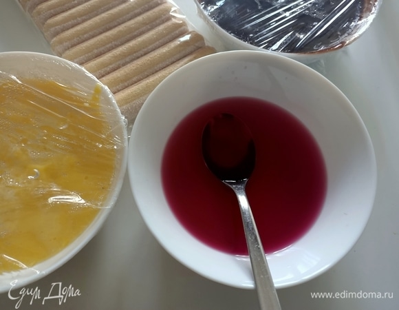 Для пропитки смешать ликер, воду и оставшийся сахар.