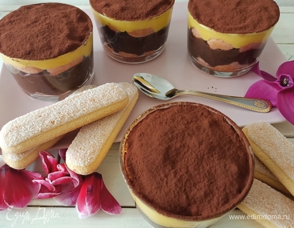 Перед подачей десерт Zuppa inglese посыпать какао. Ликер Alchermes можно заменить на любой другой ликер по вкусу или для цвета на красный фруктовый сироп, в которой тоже при желании можно добавить немного алкоголя. Приятного аппетита!