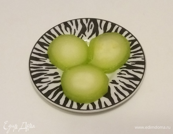 Для приготовления этого блюда понадобится кабачок. У меня он был заранее нарезан и заморожен, поэтому перед использованием его нужно было разморозить при комнатной температуре.