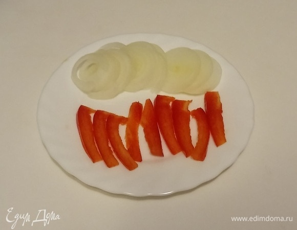 Кусочек болгарского перца необходимо нарезать тонкими полосками высотой около 5,5 сантиметров (это высота моего горшка, ориентируйтесь по своей посуде для запекания). Репчатый лук нужно очистить от шелухи, помыть и нарезать тонкими кольцами.