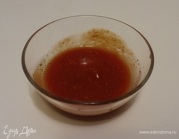 Для маринада смешайте столовый уксус 9%, протертые помидоры пассата, сушеный молотый чеснок, соль, смесь свежемолотого перца.