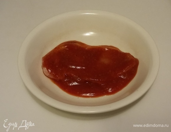 На дно глубокой тарелки нужно налить чуть-чуть маринада, затем положить размороженное мясо и сверху полить его оставшимся маринадом. Закрыть тарелку пищевой пленкой и убрать в холодильник на 1 час.