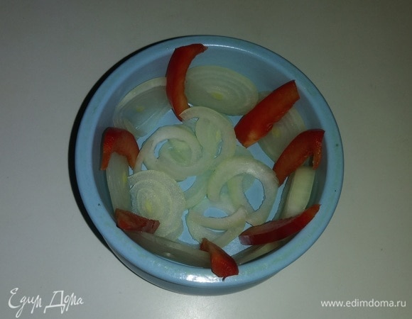 Теперь в горшок для запекания нужно положить овощи. Кольца репчатого лука поставить вертикально вдоль стенки горшка, а между ними поставить полоски болгарского перца. Оставшийся нарезанный репчатый лук положите на дно горшка.