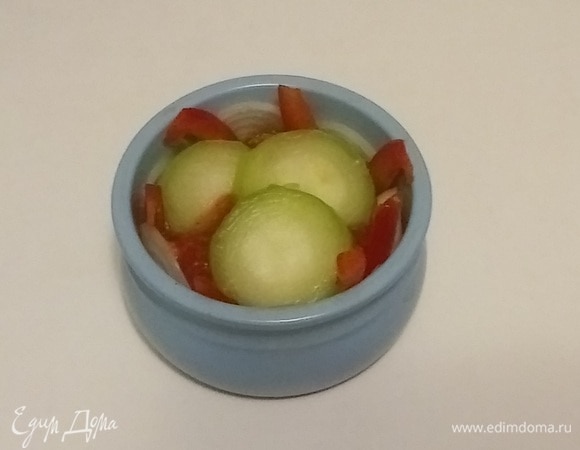 Затем выложите в горшок нарезанное мясо и залейте его маринадом, в котором оно мариновалось в холодильнике. Сверху положите кружочки размороженнного кабачка.