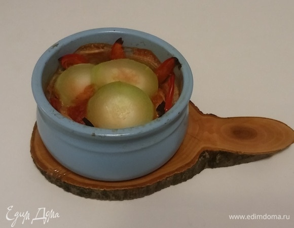 Разогрейте духовку до 190°C и поставьте в нее противень с горшочком на 35 минут (время приготовления зависит от вашей духовки). Приятного аппетита!